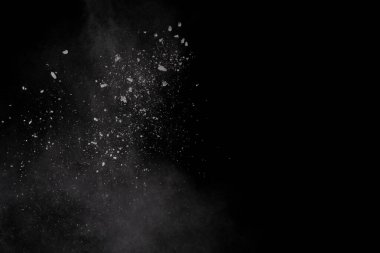 Siyah arka planda beyaz toz patlaması. Renkli bulut. Renkli toz patlar. Boya Holi.
