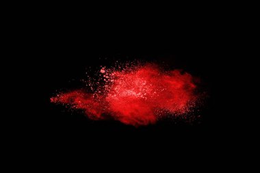Siyah arka planda soyut kırmızı toz patlaması. Siyah arka planda soyut kırmızı toz sıçramış. Patlayan kırmızı barutun hareketsiz hareketi.