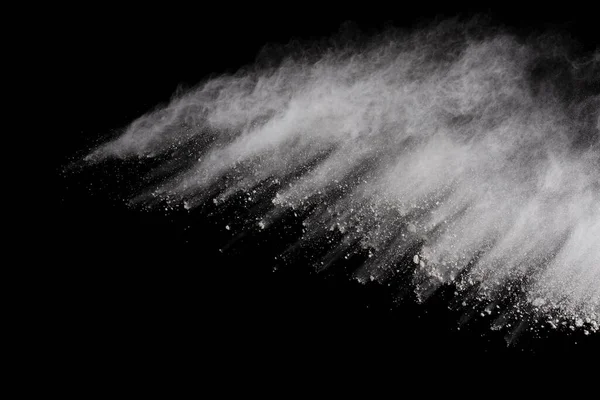 Siyah arka planda beyaz toz patlaması. Renkli bulut. Renkli toz patlar. Boya Holi.