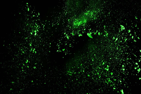 Soyut toz patlamasının hareketi siyah arka planda donmuş yeşil. Siyah zemin üzerindeki toz yeşilinin hareketini durdur. Patlayıcı tozu siyah arkaplanda yeşil.