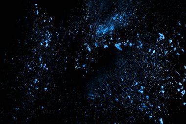 soyut mavi toz sıçrayan arkaplan, patlayan renk tozunun dondurucu hareketi / renk pudrası, siyah arkaplan üzerindeki renk parlatıcısı dokusu.