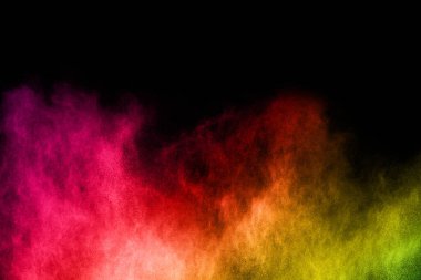 Siyah bir zemin üzerinde soyut renkli toz patlaması. Soyut toz püskürtülmüş arka plan, renk tozunun patlaması / renk tozunun dondurucu hareketi, çok renkli sim dokusu.