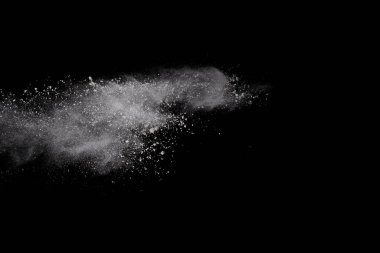 Siyah arka planda beyaz toz patlaması. Renkli bulut. Renkli toz patlar. Boya Holi.