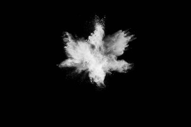 Siyah arka planda beyaz toz patlaması. Renkli bulut. Renkli toz patlar. Boya Holi.
