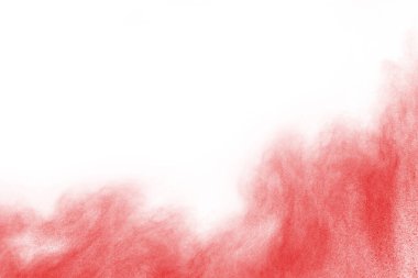 Beyaz arka planda izole edilmiş kırmızı barutun patlaması hareketsiz. Kırmızı toz bulutunun soyut tasarımı. Parçacık patlaması ekran koruyucusu, duvar kağıdı