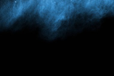 soyut mavi toz sıçrayan arkaplan, patlayan renk tozunun dondurucu hareketi / renk pudrası, siyah arkaplan üzerindeki renk parlatıcısı dokusu.