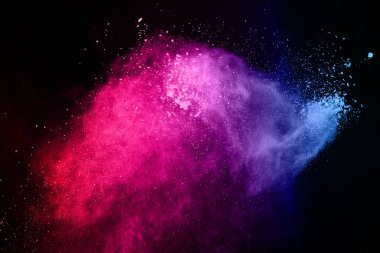 Siyah bir zemin üzerinde soyut renkli toz patlaması. Soyut toz püskürtülmüş arka plan, renk tozunun patlaması / renk tozunun dondurucu hareketi, çok renkli sim dokusu.