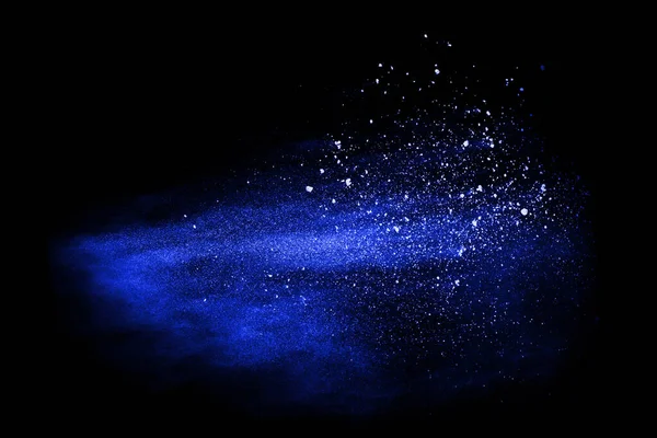 soyut mavi toz sıçrayan arkaplan, patlayan renk tozunun dondurucu hareketi / renk pudrası, siyah arkaplan üzerindeki renk parlatıcısı dokusu.