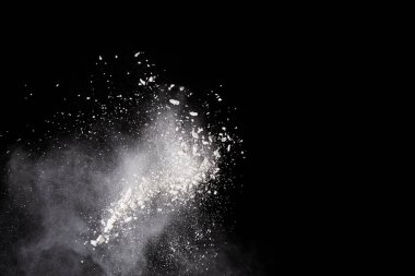 Siyah arka planda beyaz toz patlaması. Renkli bulut. Renkli toz patlar. Boya Holi.