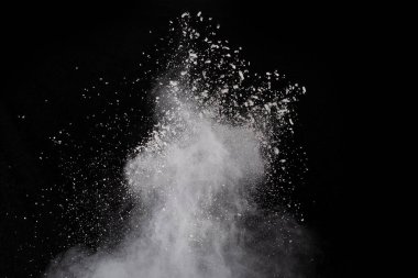 Siyah arka planda beyaz toz patlaması. Renkli bulut. Renkli toz patlar. Boya Holi.