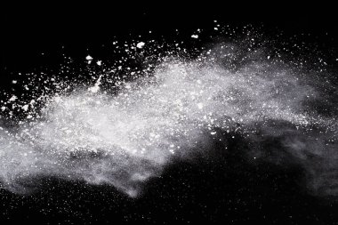 Siyah arka planda beyaz toz patlaması. Renkli bulut. Renkli toz patlar. Boya Holi.