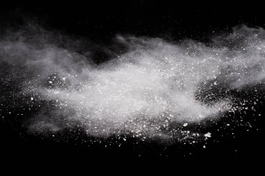 Siyah arka planda beyaz toz patlaması. Renkli bulut. Renkli toz patlar. Boya Holi.