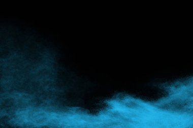 soyut mavi toz sıçrayan arkaplan, patlayan renk tozunun dondurucu hareketi / renk pudrası, siyah arkaplan üzerindeki renk parlatıcısı dokusu.