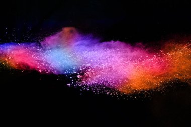Siyah bir zemin üzerinde soyut renkli toz patlaması. Soyut toz püskürtülmüş arka plan, renk tozunun patlaması / renk tozunun dondurucu hareketi, çok renkli sim dokusu.