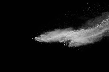 Siyah arka planda beyaz toz patlaması. Renkli bulut. Renkli toz patlar. Boya Holi.