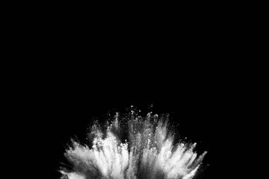 Siyah arka planda beyaz toz patlaması. Renkli bulut. Renkli toz patlar. Boya Holi.