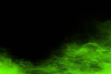 Soyut toz patlamasının hareketi siyah arka planda donmuş yeşil. Siyah zemin üzerindeki toz yeşilinin hareketini durdur. Patlayıcı tozu siyah arkaplanda yeşil.