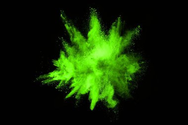 Soyut toz patlamasının hareketi siyah arka planda donmuş yeşil. Siyah zemin üzerindeki toz yeşilinin hareketini durdur. Patlayıcı tozu siyah arkaplanda yeşil.