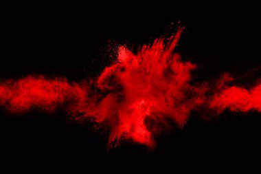 Patlayan turuncu barutun dondurucu hareketi siyah arka planda izole edilmiş. Kırmızı toz bulutunun soyut tasarımı.