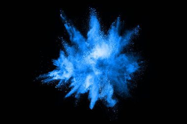 soyut mavi toz sıçrayan arkaplan, patlayan renk tozunun dondurucu hareketi / renk pudrası, siyah arkaplan üzerindeki renk parlatıcısı dokusu.