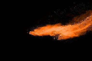 Patlayan turuncu barutun dondurucu hareketi siyah arka planda izole edilmiş. Kırmızı toz bulutunun soyut tasarımı.