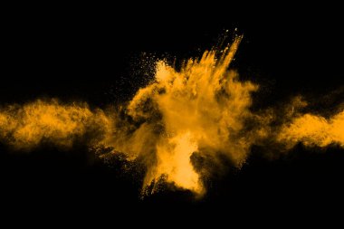 Siyah arkaplanda izole edilmiş sarı toz patlamasının dondurucu hareketi.