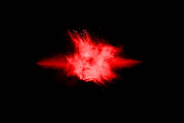 Siyah arka planda soyut kırmızı toz patlaması. Siyah arka planda soyut kırmızı toz sıçramış. Patlayan kırmızı barutun hareketsiz hareketi.