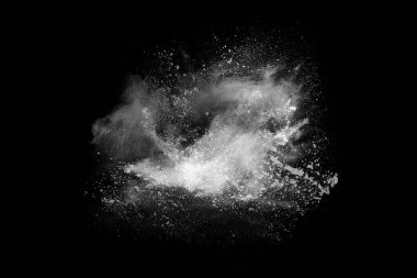 Siyah arka planda beyaz toz patlaması. Renkli bulut. Renkli toz patlar. Boya Holi.