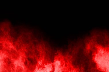 Siyah arka planda soyut kırmızı toz patlaması. Siyah arka planda soyut kırmızı toz sıçramış. Patlayan kırmızı barutun hareketsiz hareketi.