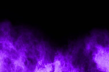 Siyah arka planda mor barut patlaması. Renkli bulut. Renkli toz patlar. Boya Holi.