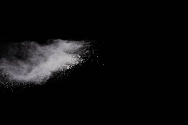 Siyah arka planda beyaz toz patlaması. Renkli bulut. Renkli toz patlar. Boya Holi.