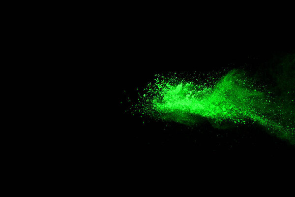 Движение абстрактного взрыва пыли застыло зеленым на черном фоне. Остановить движение порошка зеленого цвета на черном фоне. Взрывной порох зеленый на черном фоне
.