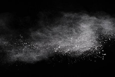 Siyah arka planda beyaz toz patlaması. Renkli bulut. Renkli toz patlar. Boya Holi.