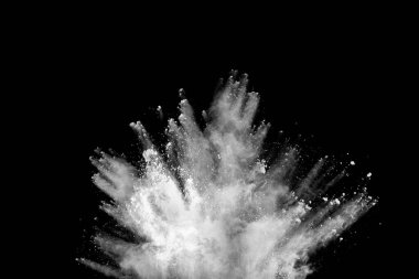 Siyah arka planda beyaz toz patlaması. Renkli bulut. Renkli toz patlar. Boya Holi.