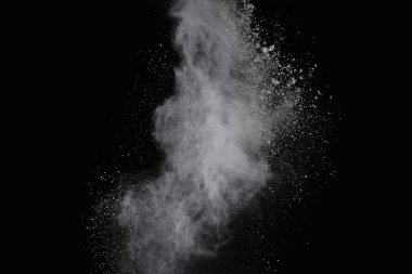 Siyah arka planda beyaz toz patlaması. Renkli bulut. Renkli toz patlar. Boya Holi.
