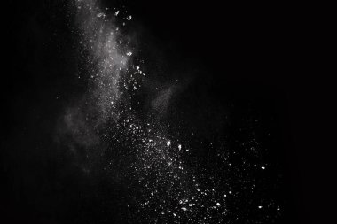 Siyah arka planda beyaz toz patlaması. Renkli bulut. Renkli toz patlar. Boya Holi.