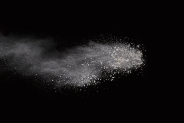 Siyah arka planda beyaz toz patlaması. Renkli bulut. Renkli toz patlar. Boya Holi.