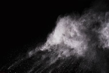 Siyah arka planda beyaz toz patlaması. Renkli bulut. Renkli toz patlar. Boya Holi.