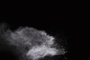 Siyah arka planda beyaz toz patlaması. Renkli bulut. Renkli toz patlar. Boya Holi.