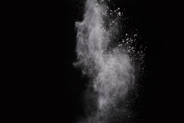Siyah arka planda beyaz toz patlaması. Renkli bulut. Renkli toz patlar. Boya Holi.
