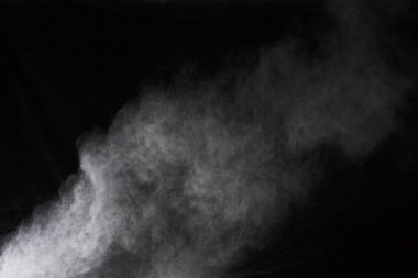 Siyah arka planda beyaz toz patlaması. Renkli bulut. Renkli toz patlar. Boya Holi.