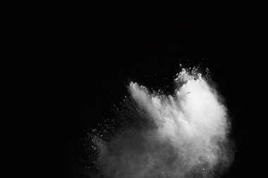Siyah arka planda beyaz toz patlaması. Renkli bulut. Renkli toz patlar. Boya Holi.