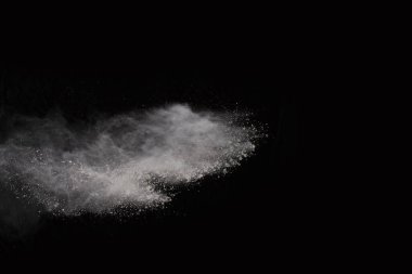 Siyah arka planda beyaz toz patlaması. Renkli bulut. Renkli toz patlar. Boya Holi.
