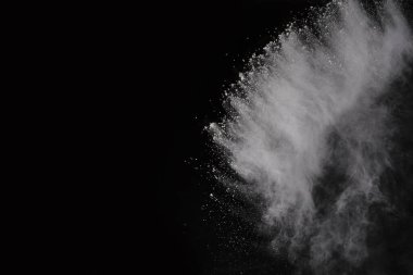 Siyah arka planda beyaz toz patlaması. Renkli bulut. Renkli toz patlar. Boya Holi.