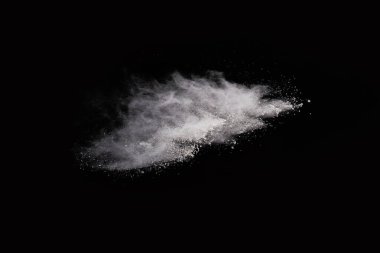 Siyah arka planda beyaz toz patlaması. Renkli bulut. Renkli toz patlar. Boya Holi.