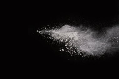 Siyah arka planda beyaz toz patlaması. Renkli bulut. Renkli toz patlar. Boya Holi.