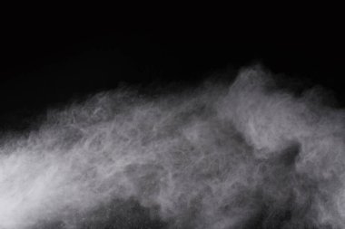 Siyah arka planda beyaz toz patlaması. Renkli bulut. Renkli toz patlar. Boya Holi.