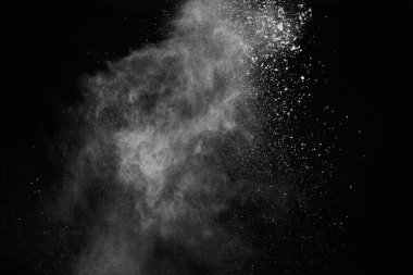 Siyah arka planda beyaz toz patlaması. Renkli bulut. Renkli toz patlar. Boya Holi.