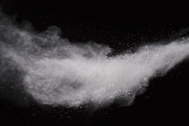 Siyah arka planda beyaz toz patlaması. Renkli bulut. Renkli toz patlar. Boya Holi.