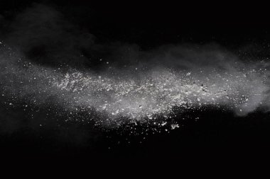 Siyah arka planda beyaz toz patlaması. Renkli bulut. Renkli toz patlar. Boya Holi.